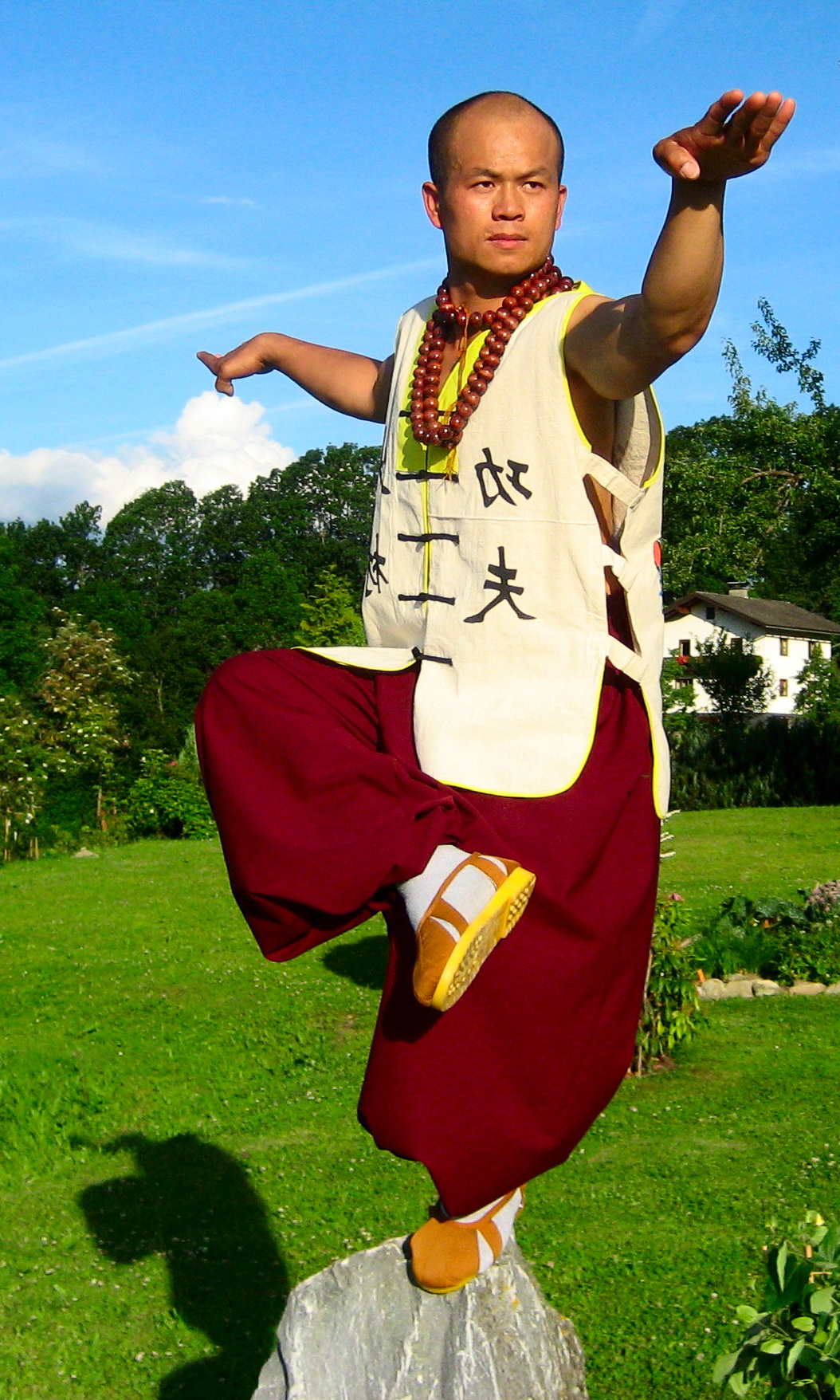 Shaolinmeister Shi Xinggui zeigt eine QiGong Übung.